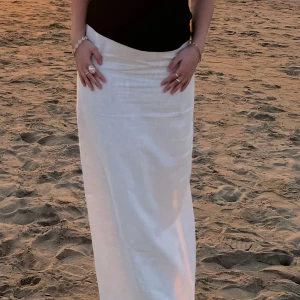 Långkjol  - Köpt i kroatien, MANGO, låg midjad linnekjol💞