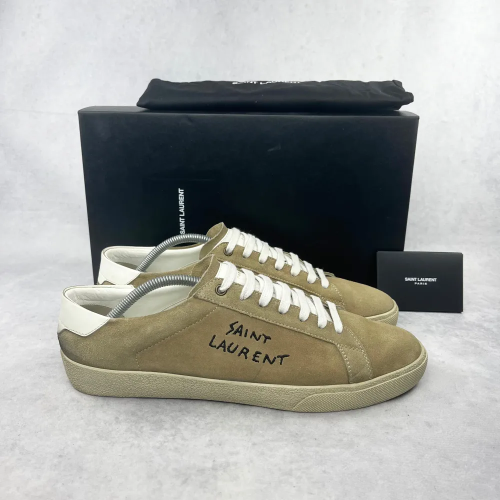 Saint Laurent court classic sneaker  –  Skick: 9/10  –  Tillbehör: Box & dustbag ingår  –  Nypris: 6800 kr  Denna modell är stor i storlek och vi rekommenderar att gå ner en storlek . Skor.