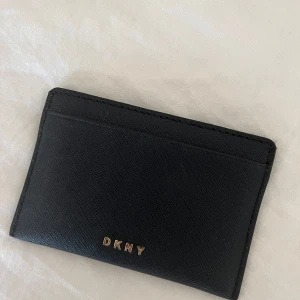 Korthållare  - Super fin korthållare från DKNY , äkta läder och är i nyskick. Köptes för 699kr 