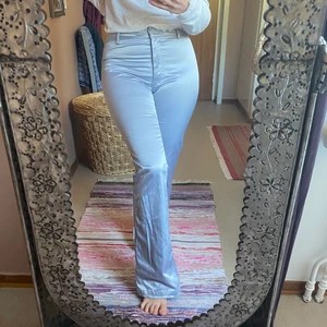 Satin byxor strl 36 - Silver/blå/grå byxor i satin material, tryck knapp. Jag är 163cm lång så för långa för mig. Från weekday.
