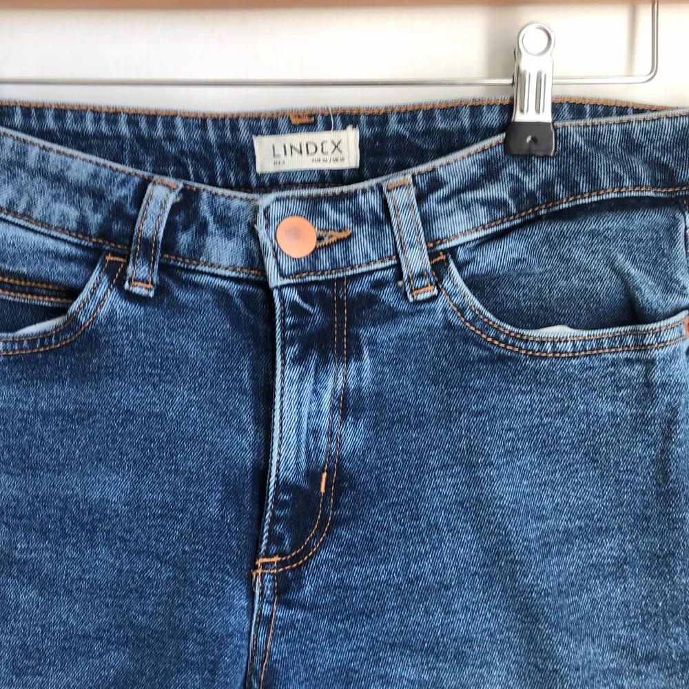 Blå jeans perfekt till sommaren . Jeans & Byxor.