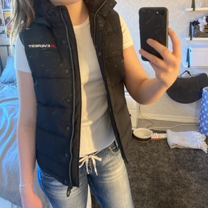 Everest väst - Säljer denna Everest västen som jag köpte på Sellpy. Jag har aldrig använt den då den är för liten för mig men vet ej hur mycket förra ägaren har använt den. Skulle säga att den är i bra skick. Finns inga stora tecken på användning. Skriv gärna vid frågor 🥰