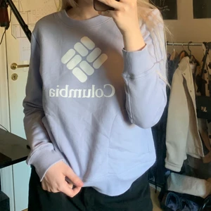 Columbia sweatshirt S<3 - En Columbia tröja i ljuslila/ljusblå <3 Storlek S men passar även M 💞 Köparen står för frakten! Aldrig använd 