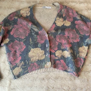 Zara blommig kofta - Använt 1 gång, köparen står för frakt. För mera bilder & info kontakta mig ❤️