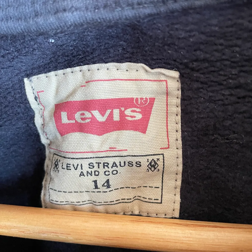 En Levis tröja i jättebra skick som jag har använt två gånger.. Tröjor & Koftor.