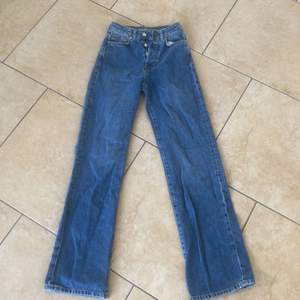 Jättefina bikbok jeans som aldrig är använda då de är för små för mig. Är i storlek 24 och har en bra längd. De är raka i benen.