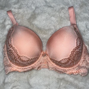Bh - Säljer denna underbara bhn då jag aldrig fått någon användning för den, klippte dock bort lappen då jag trodde att jag skulle få användning för den men den har bara luggit i lådan. Ingen push up 