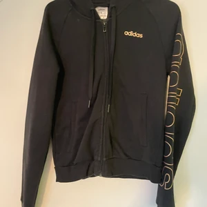 Adidas hoodie - Fin adidas hoodie med dragkedja och guld detaljer, använd ungefär 4gånger⚜️🖤💗