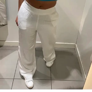 Linnebyxor - Vita linnebyxor som är köpta på PLICK men tyvärr för små och därmed säljer för 90kronor, det är lite sydda längst ner.❤️ från hm