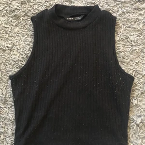 Svart linne - Säljer detta svarta linne från shein. Jättefint nu i sommar! Storlek xs/s. Kom privat vid frågor eller intresse!