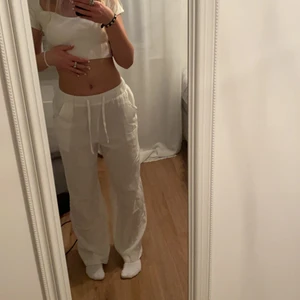 Linnebyxor - Suuuupersnygga vita linnenyxor som är helt oanvända och bara. Skitsnygga nu till sommaren😩😍😍