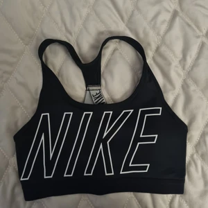Nike sport topp - Nike sport bh - Storlek Small - I använt skick 