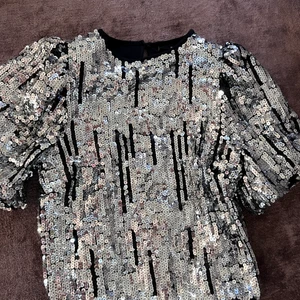 Gina tricot topp XS - Jätte fin topp från Gina tricot som ändast är använd en gång! Säljer bara pågrund av att den inte kommer till användning. Skriv för fler frågor eller bilder