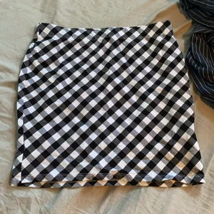 Kjol från new yorker! - Rutig kjol från new yorker, aldrig använd! Inte min stil och därför sälj den. Behöver man bilder på så kan man skriva.💕