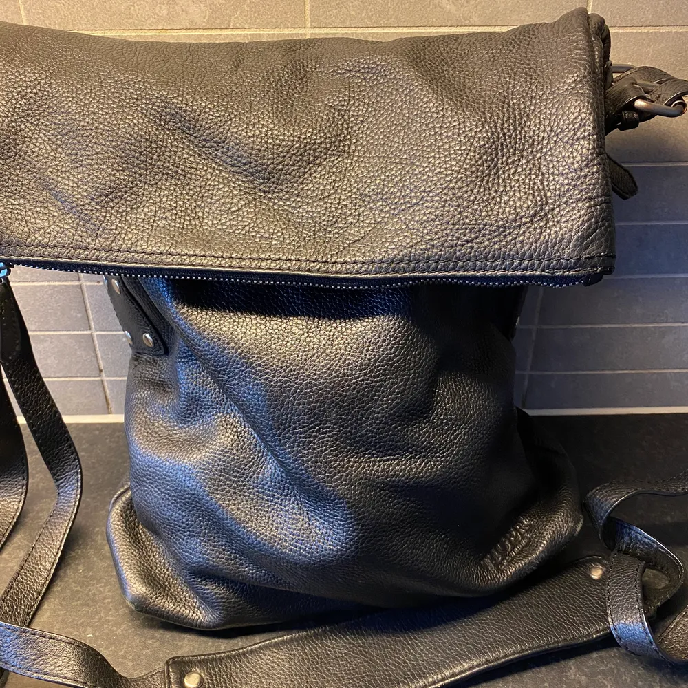 En svart väska från tiger of Swedenborg i läder, så snygg, rymlig med fina detaljer. Lång axelrem. Får plats med det mesta där i. Typ aldrig använd. Så jättefint skick. . Väskor.