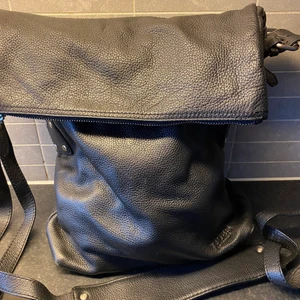 Tiger of sweden - En svart väska från tiger of Swedenborg i läder, så snygg, rymlig med fina detaljer. Lång axelrem. Får plats med det mesta där i. Typ aldrig använd. Så jättefint skick. 