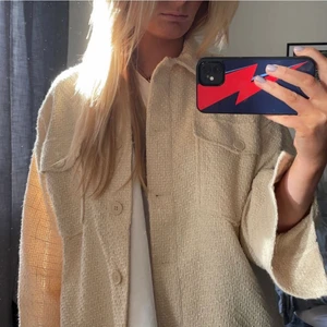 beige overshirt - Jättefin beige overshirt som tyvärr inte kommer till någon användning. 💕