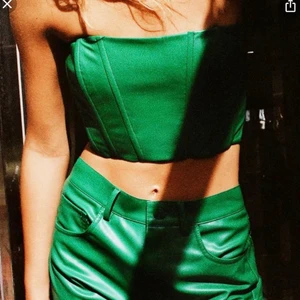 Grönt set  - Säljer detta fina gröna set från Zara! Använd endast en gång säljer pågrund av att den inte kommer till användning.. Säljer som set men går också att köpa separat. Topp: 250 kr Byxor: 400kr 💚 Storlek XS på båda! Du står för frakten! Skriv om det önskas fler bilder