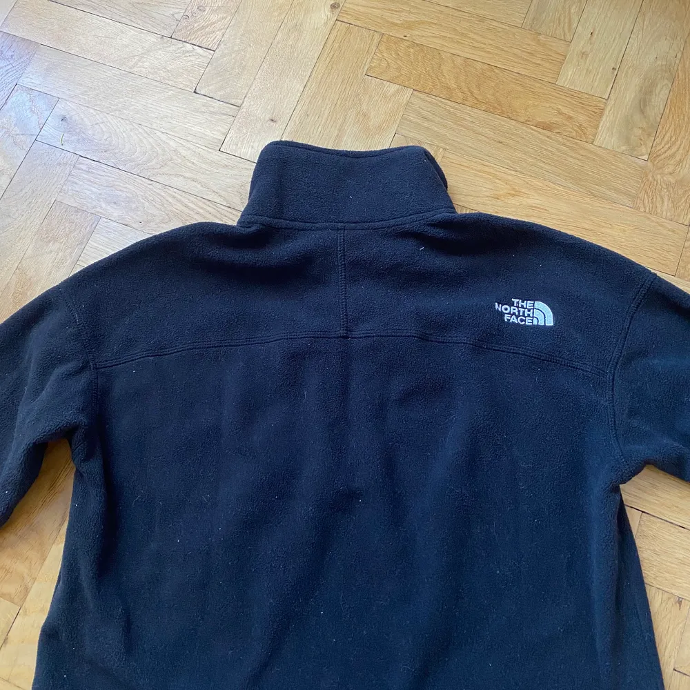 Cool fleece från the north face som jag knappt har använt. Skriv för mått och mer bilder😁😁 köparen står för frakt . Tröjor & Koftor.