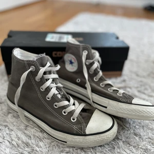 Converse - Grå converse i storlek 38,, knappt använda🤍Buda i kommentarerna!!
