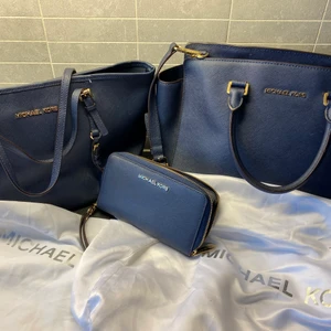 Michael kors-Paket - Ett paket med Michael Kors produkter. En mörkblå mini jetset väska, en väska modell Selma, i samma mörkblåa färg. Även en mobil plånbok i samma färg. Alla väskorna är i superfint skick, använda vid ett fåtal tillfällen! Dustbag följer med till väskorna! Skicket även med ett par bruna Michael kors skor som bonus. Storlek 40, lita slitna baktill som den modellen. Lir annars i fint skick. 