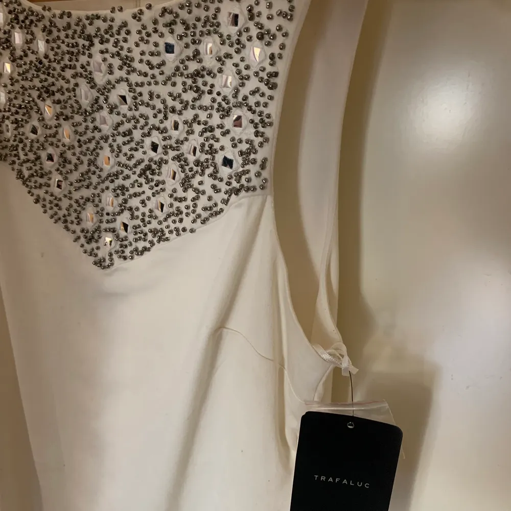 Vit klänning från Zara strl L 🌸 den är i nyskick och lapparna finns kvar 🌸 . Klänningar.