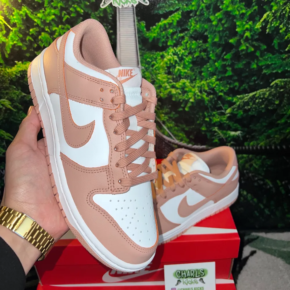 Nike Dunk Low ”Rose Whisper” 🥯  Storlek: -36.5🚫 -37.5🚫 -38.5 -39 -40 Pris:2199kr. Skor.