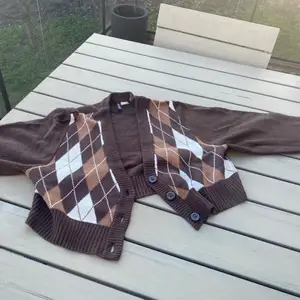 Brun crop-top tröja från H&M. Har bara provat den. Bra sick. Sr S