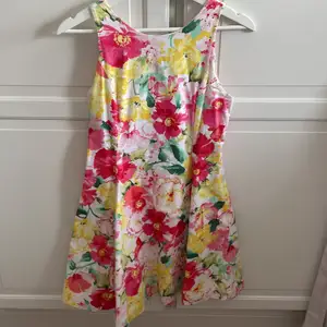 Polo Ralph Lauren klänning i storlek 14 år. Perfekt sommar och midsommar klänning 🌼. Bra skick och bara använd några gånger. 🌸🌻🌼