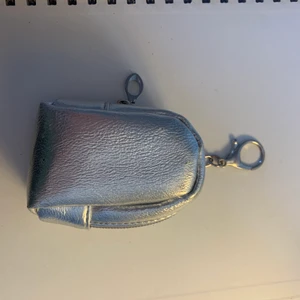 Mini dekorations väska  - Liten silvrig väska som man kan ha småpengar eller ksk smycken i 