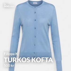 Turkos kofta Filippa K - 💙Söt färgklick i garderoben. Nypris 1400. Storlek S. Kommer inte till så mycket användning längre tyvärr.  Denna är använd men fortfarande i bra skick. Priset är förhandlingsbart! Köparen står för frakten💙