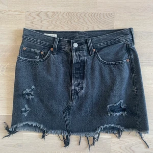 Levis kjol - En fin Levis kjol i storlek 29, svart/grå tvätt😍