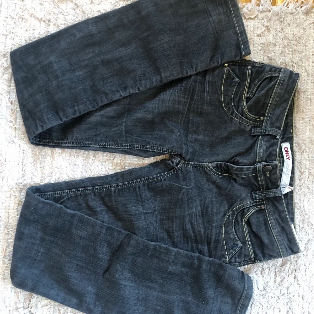 ✨Dröm byxor som tyvärr inte passar mig i storleken, riktigt snygga fickor där back. Detta är en byxa som värkligen skriker y2k✨💋. Jeans & Byxor.