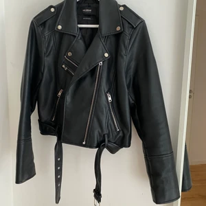 Skinnimmitation jacka  - Säljer min snygga skinnjacka (ej äkta) i croppad modell!! Den är i väldigt bra skick 🌸🤩💖 Storlek XL men skulle säga att den motsvarar en M/L då den är väldigt liten i storleken, jag är 175 cm.