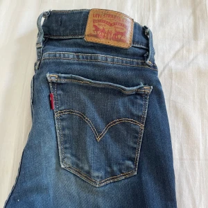 Levi ’s jeans  - Säljer mina lågmidjade jeans för dom är för små för mig nu, använda ett tag men bra skick ändå, dom är välldigt stretchiga och sköna 