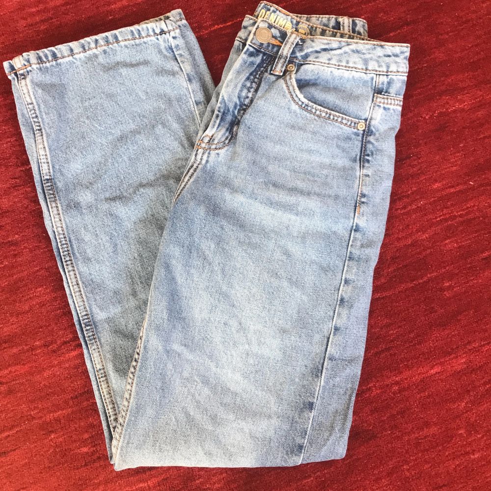 Highwasted straightleg jeans i STL 34 från Kappahl, nypris 499. I nyskick, använt få gånger. Säljer dem eftersom dem har blivit lite korta på mig och använder Inge längre.                                                                Frakt inåt i priset📦💗                                       Betalning sker via Swish✅💗. Jeans & Byxor.
