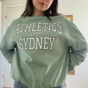 Grön tröja från Even&Odd i storlek S - Har använd tröjan ett få antal gånger. Den är väldigt mysig men inte riktigt i min stil. Köpte den på Zalando, ordinarie pris 199,00kr. Tröjan är i bra skick, utan några hål eller fläckar.