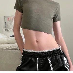 Brandy Melville tröja - (Lånade bilder). Supersöt olivgrön brandy topp. Är stretchig i materialet så passar flera storlekar. Frakt ingår ej💗