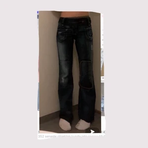 Lågmidjade y2k jeans - Tänkte sälja dessa jeans då dom aldrig kommer till användning jätte fina och nästan aldrig använda. Är lite osäker på storlek men själv är jag 157 lång och har strl 25 i jeans ung