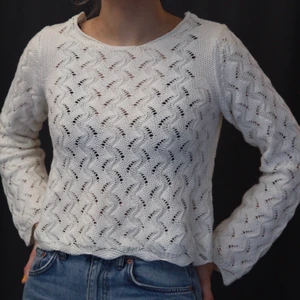 Vit stickad tröja  - Vit stickad tröja med djup rygg, perfekt till sommaren! Bra skick🌼