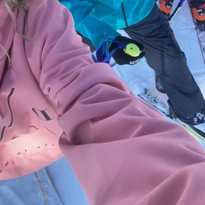 Dope Jacka Rosa  - Rosa dope jacka. Fint skick använd några gånger men säljer pga jag har en annan jacka ❣️  skriv privat vid frågor 👍🏻👍🏻 nypris är 1169 kr och mitt pris 450 kr + frakt (kan möjligen sänka vid snabb affär) 