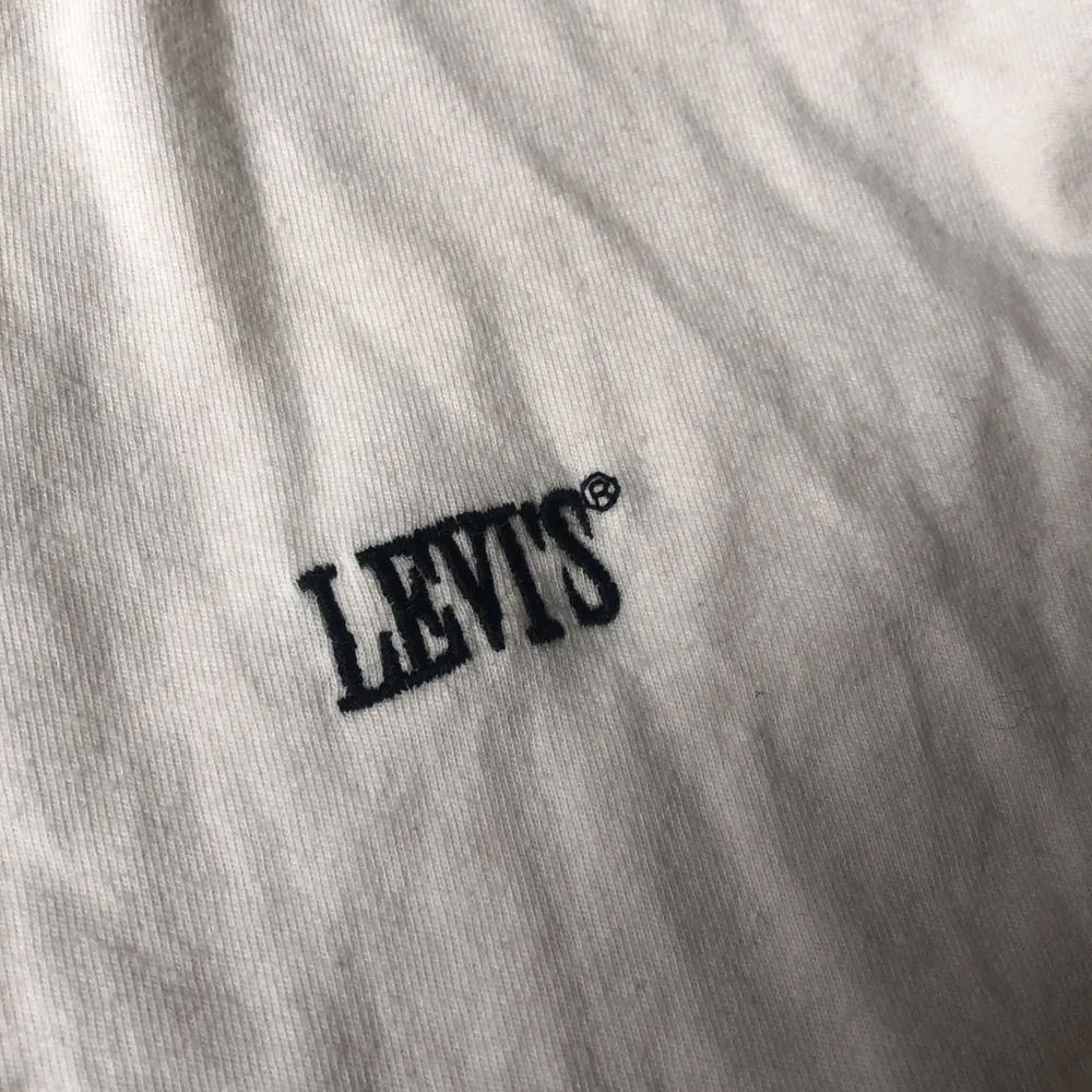 Vit Levis tröja som vi  beställde från Levis hemsida i somras förra året. Köpte för 700 och döljer för 299, mycket bra pris, Säljer då den tyvärr inte kommer till användning längre, har vart min favorittröja:) Storlek Xs. T-shirts.