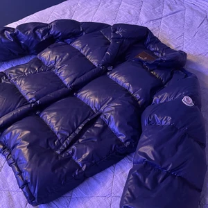 Moncler puffer jacka - Moncler puffer jacka i storlek 3 dam (40) jackan går att använda som båda kille och tjej. 9/10 skick. Skickar gärna fler bilder på jackan 