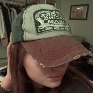 Keps - Skitsnygg keps men har massa andra så säljer denna💞köpte den här på Plick av tjejen på första bilden🙏🏻