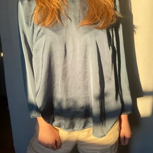 Blus - Blus från Gina strl 40, men passar XS/S. Person på bild är XS/S. 