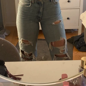 Jeans - Högmidjade jeans från Zara storlek 38. Tajta i midjan. 