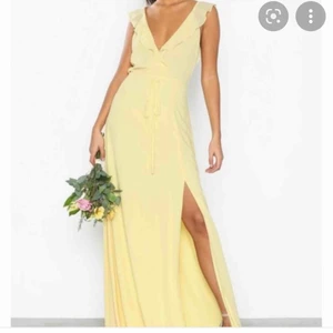 Gul balklänning  - En super fin balklänning från Nelly, endast använd en gång💕. Köparen står för frakten😘