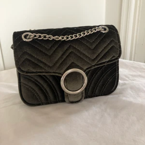 Militärgrön väska  - Militärgrön väska från ur och Penn. Enbart använd en gång. 