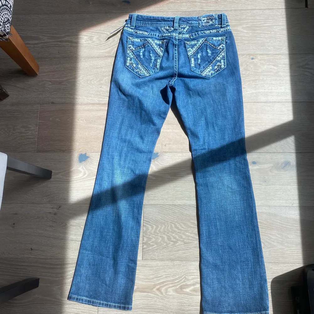 jeans som liknar miss me! skit snygga och love them as kattiga! i storlek M tror jag! köpta i usa!!!! . Jeans & Byxor.