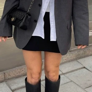 Esprit svart miniskirt - Så fint basplagg till garderoben! Älskar så mycket men tyvärr för stor för mig :( 